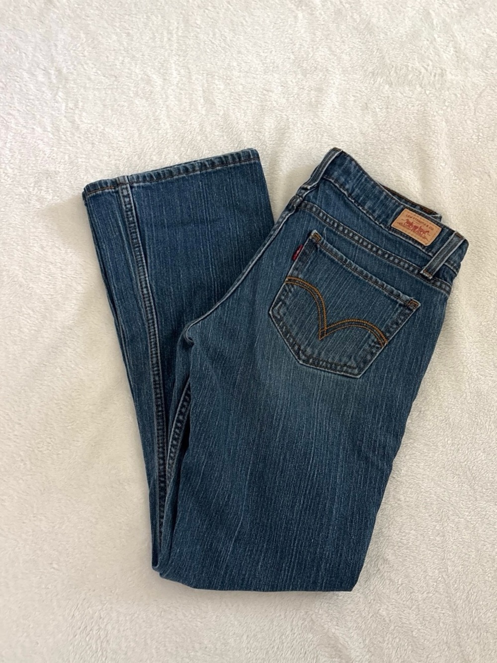 2000s Y2K Levi's low rise bootcut jeans in blue navy size 5 short